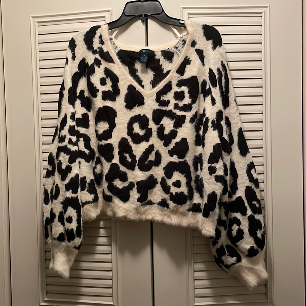 Cropped leopard print sweater